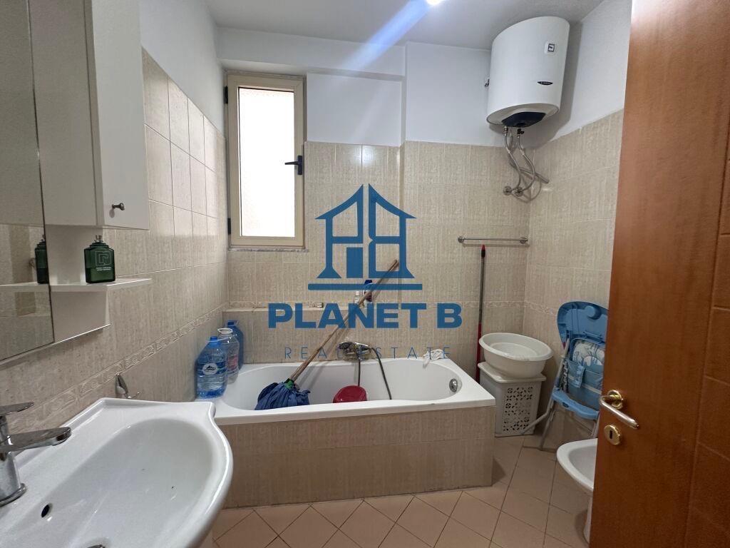 Jepet me qera apartamenti 2+1 tek shtëpia e Oficerave,Vlorë