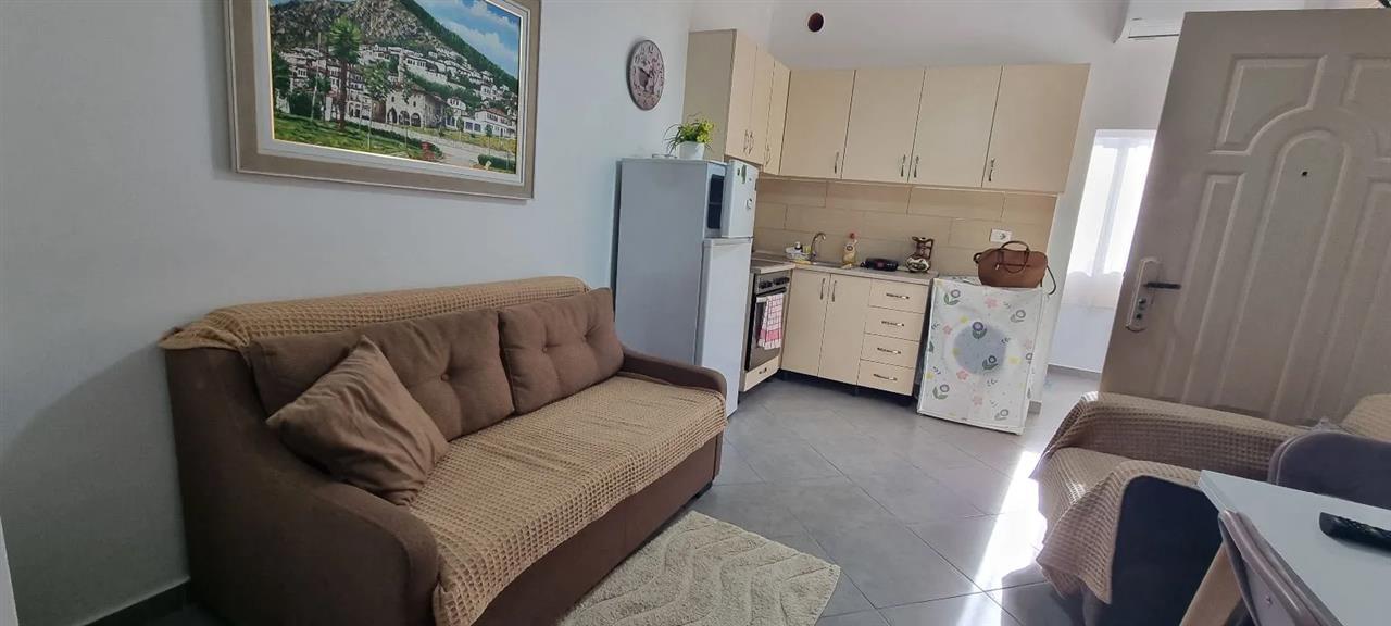 Jepet me qera apartamenti 1+1 në lagjen Jani Vruho.BERAT