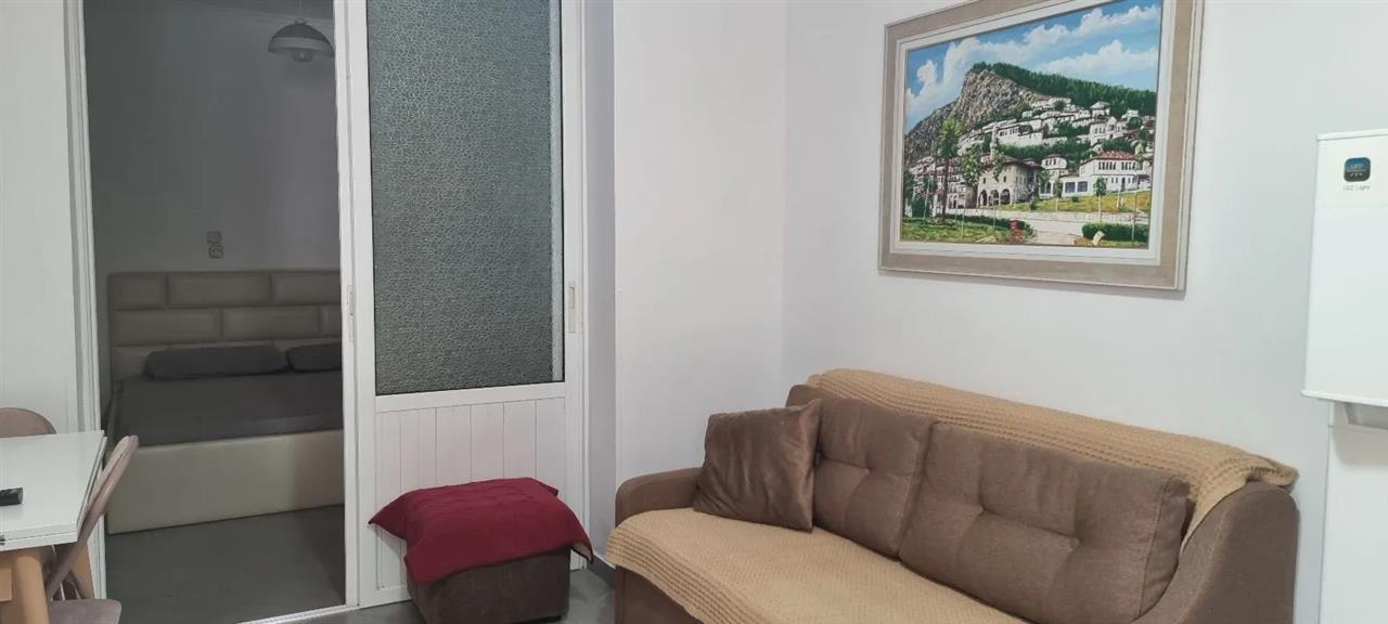 Jepet me qera apartamenti 1+1 në lagjen Jani Vruho.BERAT