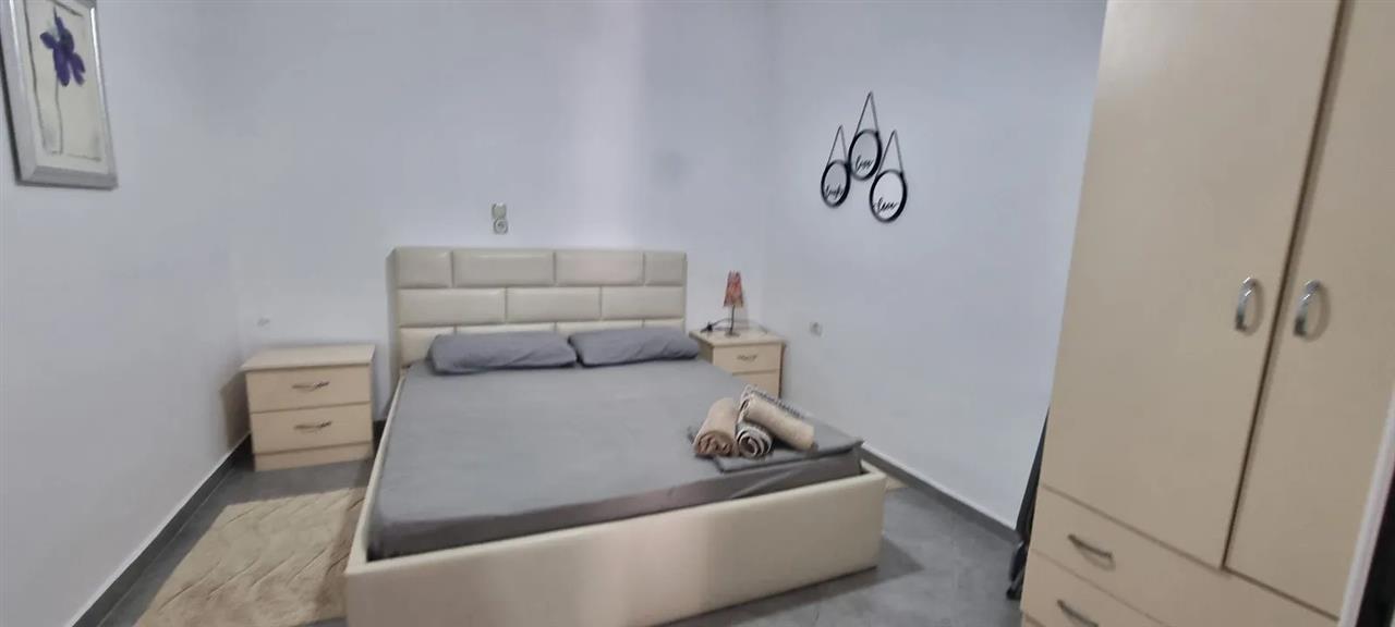 Jepet me qera apartamenti 1+1 në lagjen Jani Vruho.BERAT