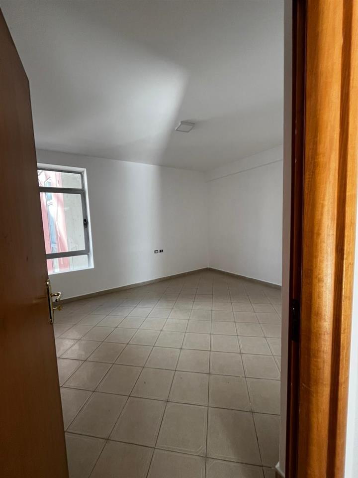 Shitet 2+1 tek Komina e Parisit