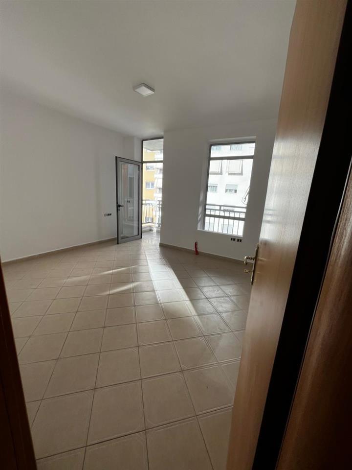 Shitet 2+1 tek Komina e Parisit