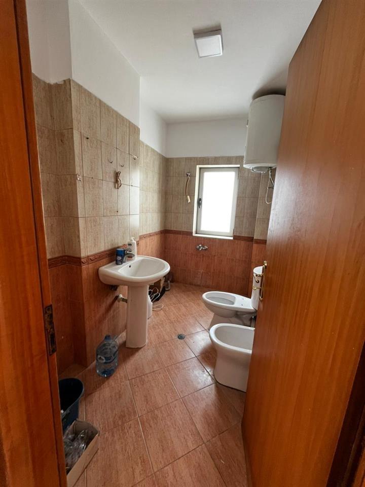 Shitet 2+1 tek Komina e Parisit