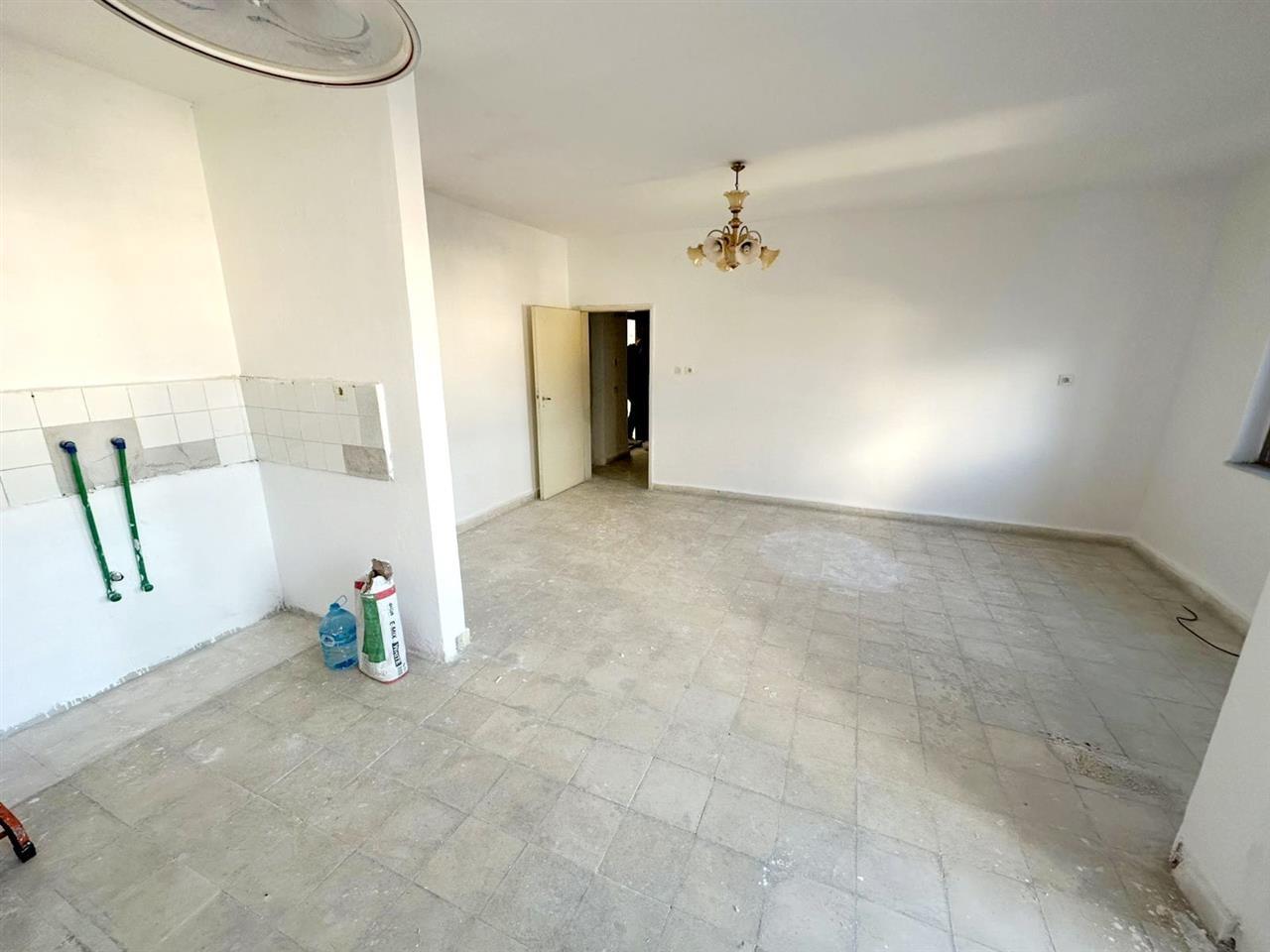 Kavaje,apartament 2+1,perballe shkolles profesionale.
