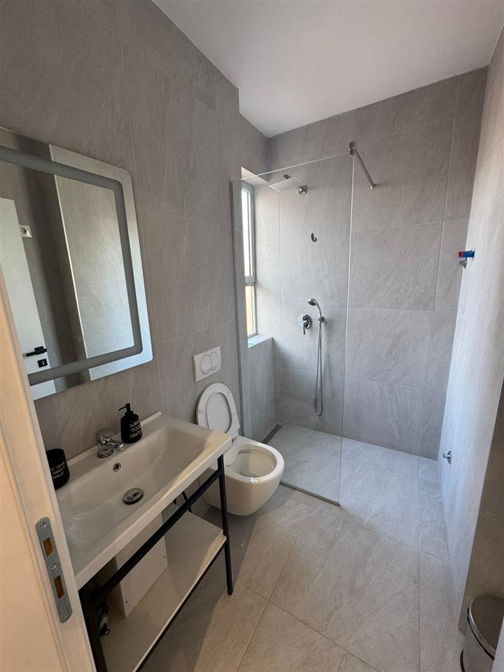 Me qera, Pranë stacionit të Trenit