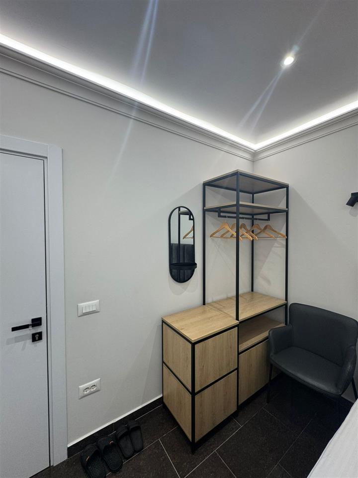 Me qera, Pranë stacionit të Trenit