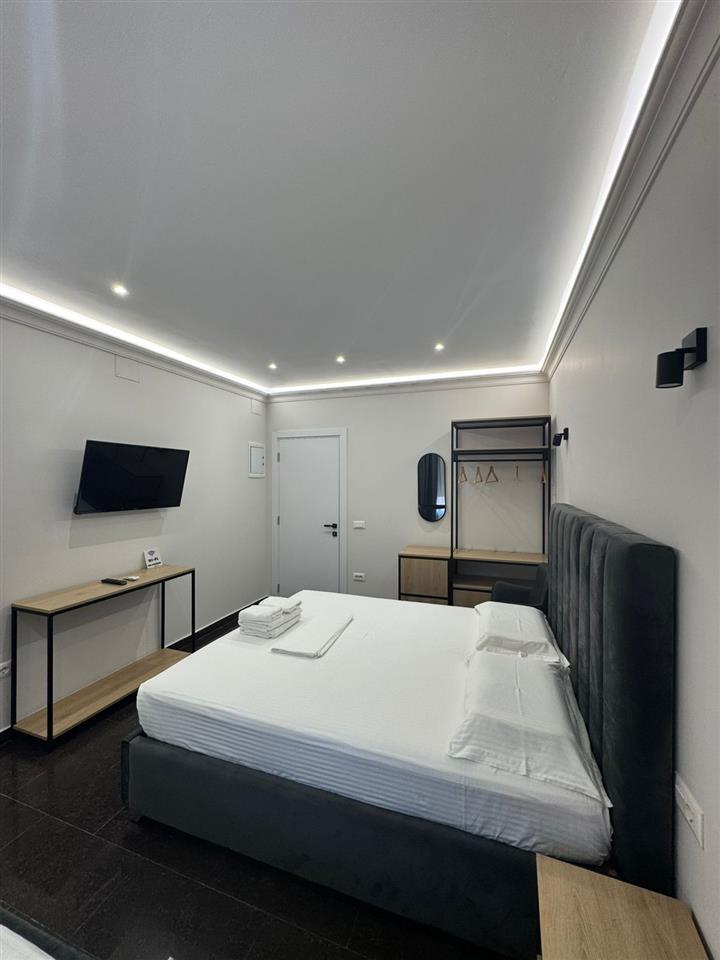 Me qera, Pranë stacionit të Trenit