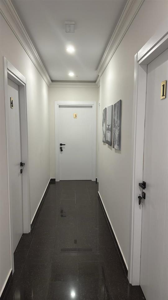 Me qera, Pranë stacionit të Trenit