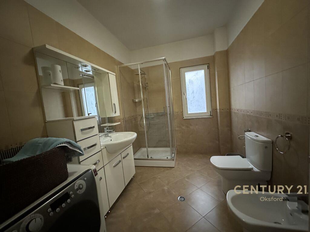 JEPET ME QIRA APARTAMENT 2+1+2+POST PARKIMI TEK KOMUNA E PAR