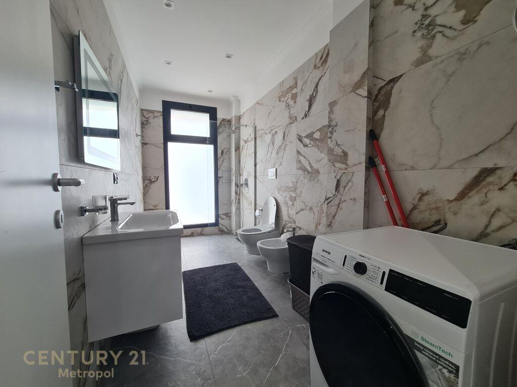 OFROHET PER QIRA APARTAMENT 1+1 ME post parkimi-TEG!