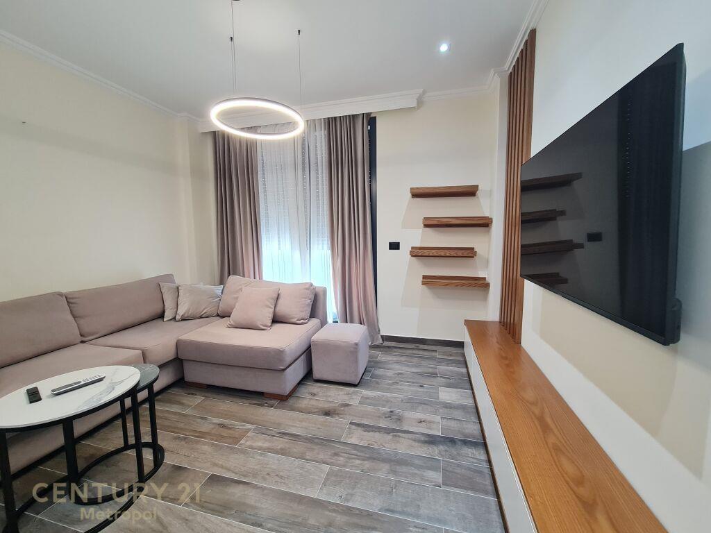 OFROHET PER QIRA APARTAMENT 1+1 ME post parkimi-TEG!