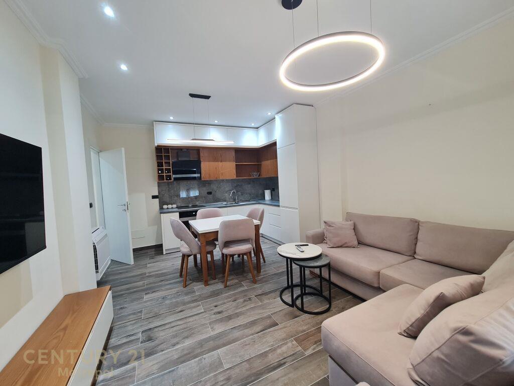 OFROHET PER QIRA APARTAMENT 1+1 ME post parkimi-TEG!