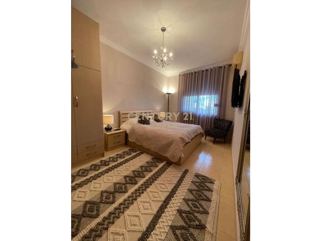 APARTAMENT 2+1+2 ME VERANDË NË QENDËR TË TIRANËS