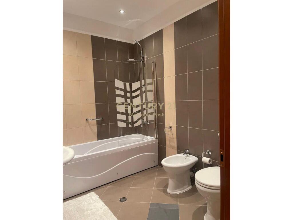 APARTAMENT 2+1+2 ME VERANDË NË QENDËR TË TIRANËS