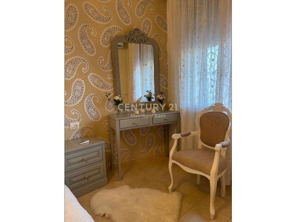 APARTAMENT 2+1+2 ME VERANDË NË QENDËR TË TIRANËS