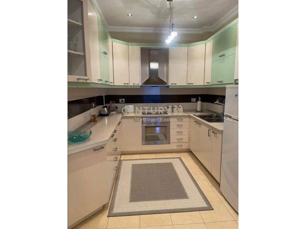 APARTAMENT 2+1+2 ME VERANDË NË QENDËR TË TIRANËS