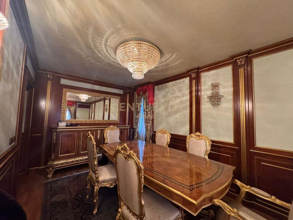 Shitet apartament 2+1 tek Pazari i Ri prane Optika Roma.