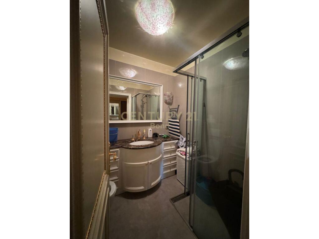 Shitet apartament 2+1 tek Pazari i Ri prane Optika Roma.