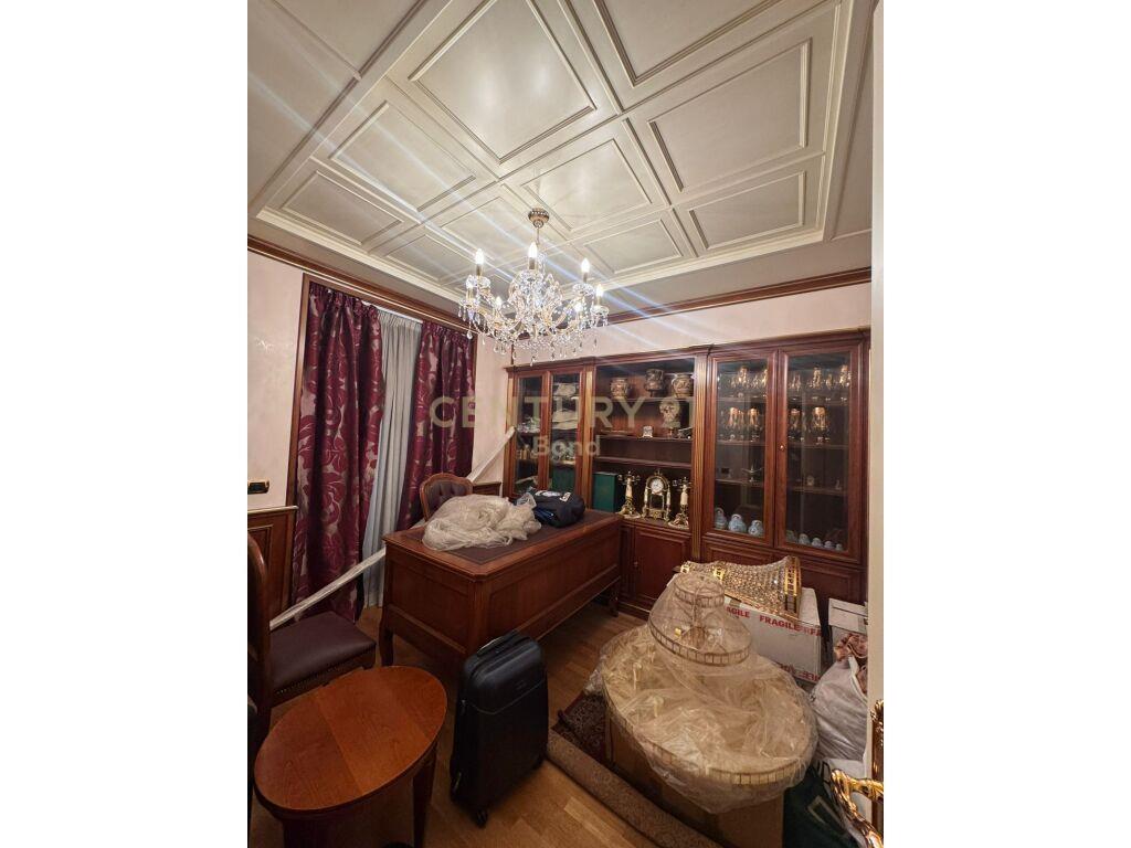 Shitet apartament 2+1 tek Pazari i Ri prane Optika Roma.