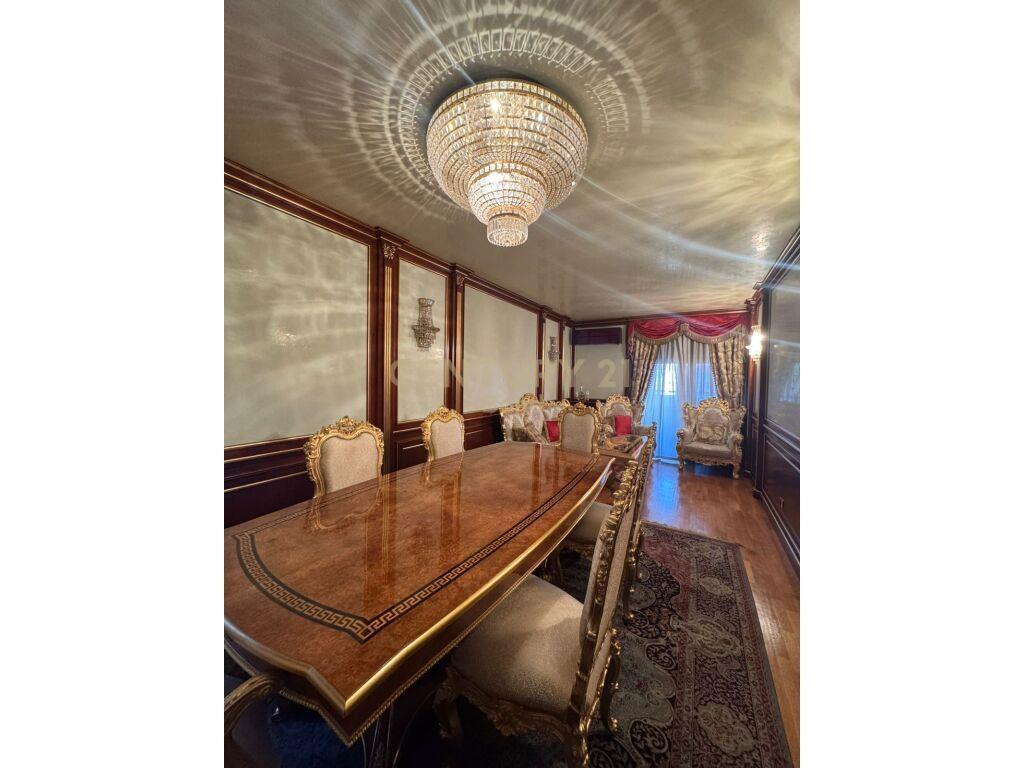 Shitet apartament 2+1 tek Pazari i Ri prane Optika Roma.