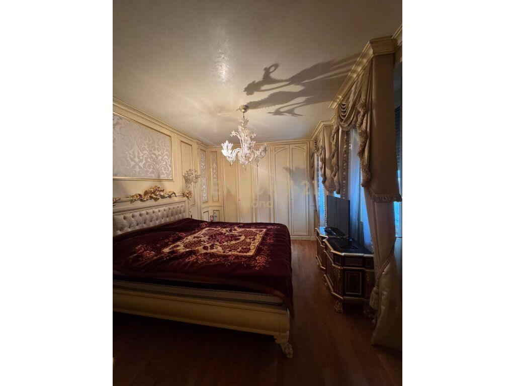 Shitet apartament 2+1 tek Pazari i Ri prane Optika Roma.