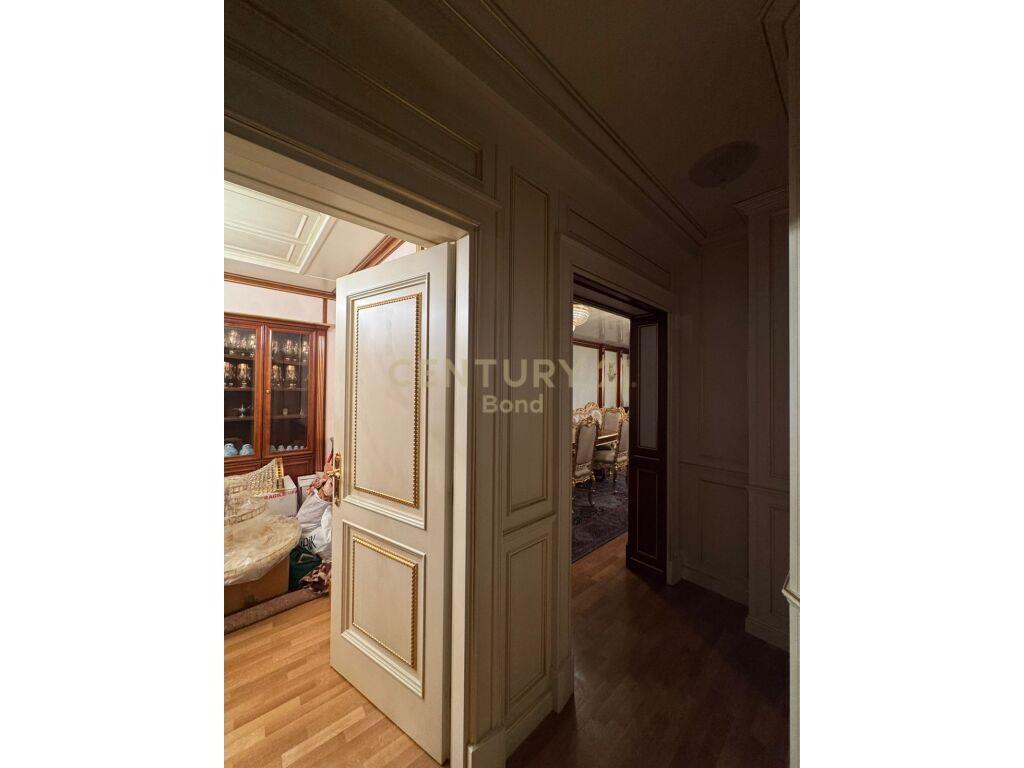 Shitet apartament 2+1 tek Pazari i Ri prane Optika Roma.