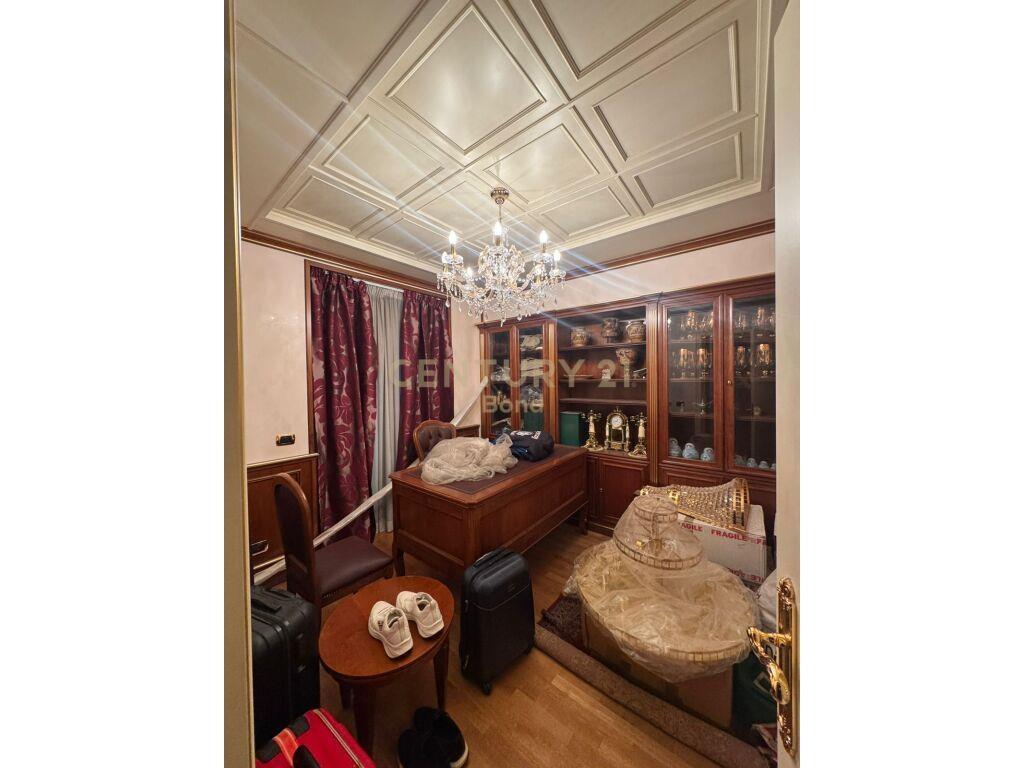 Shitet apartament 2+1 tek Pazari i Ri prane Optika Roma.