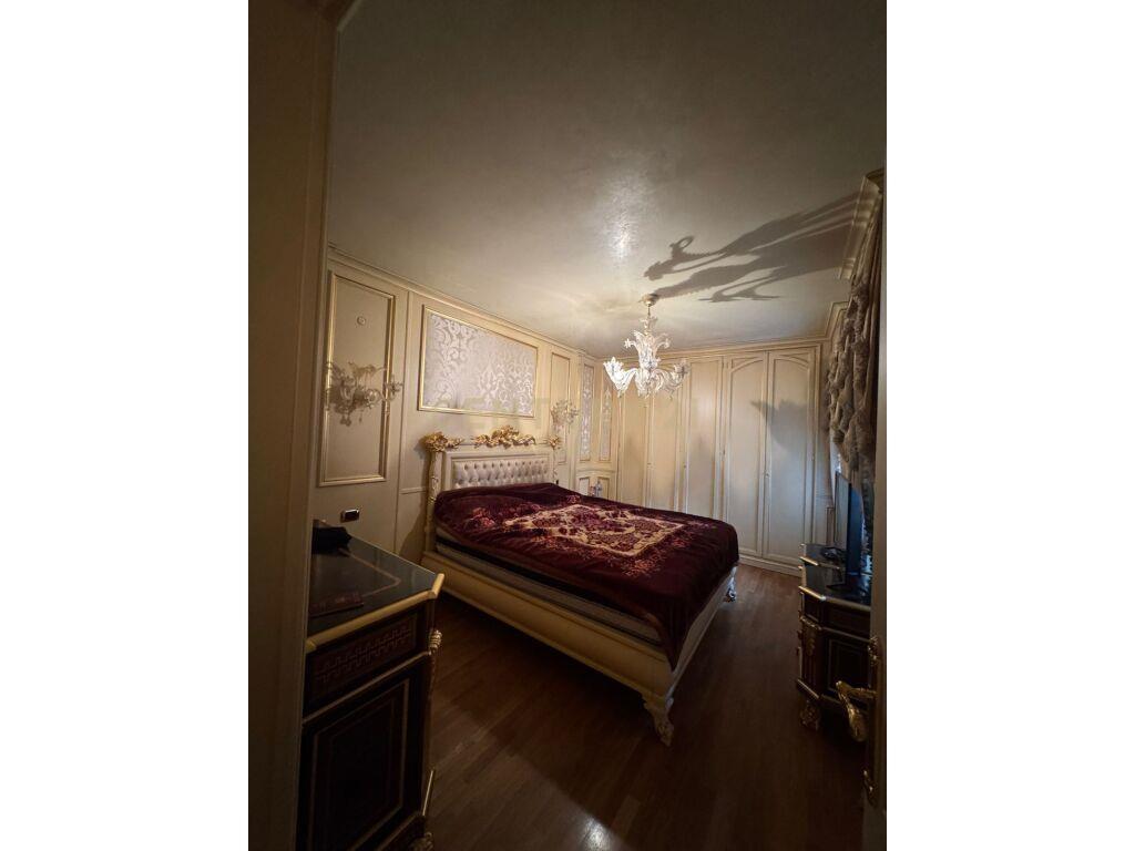 Shitet apartament 2+1 tek Pazari i Ri prane Optika Roma.