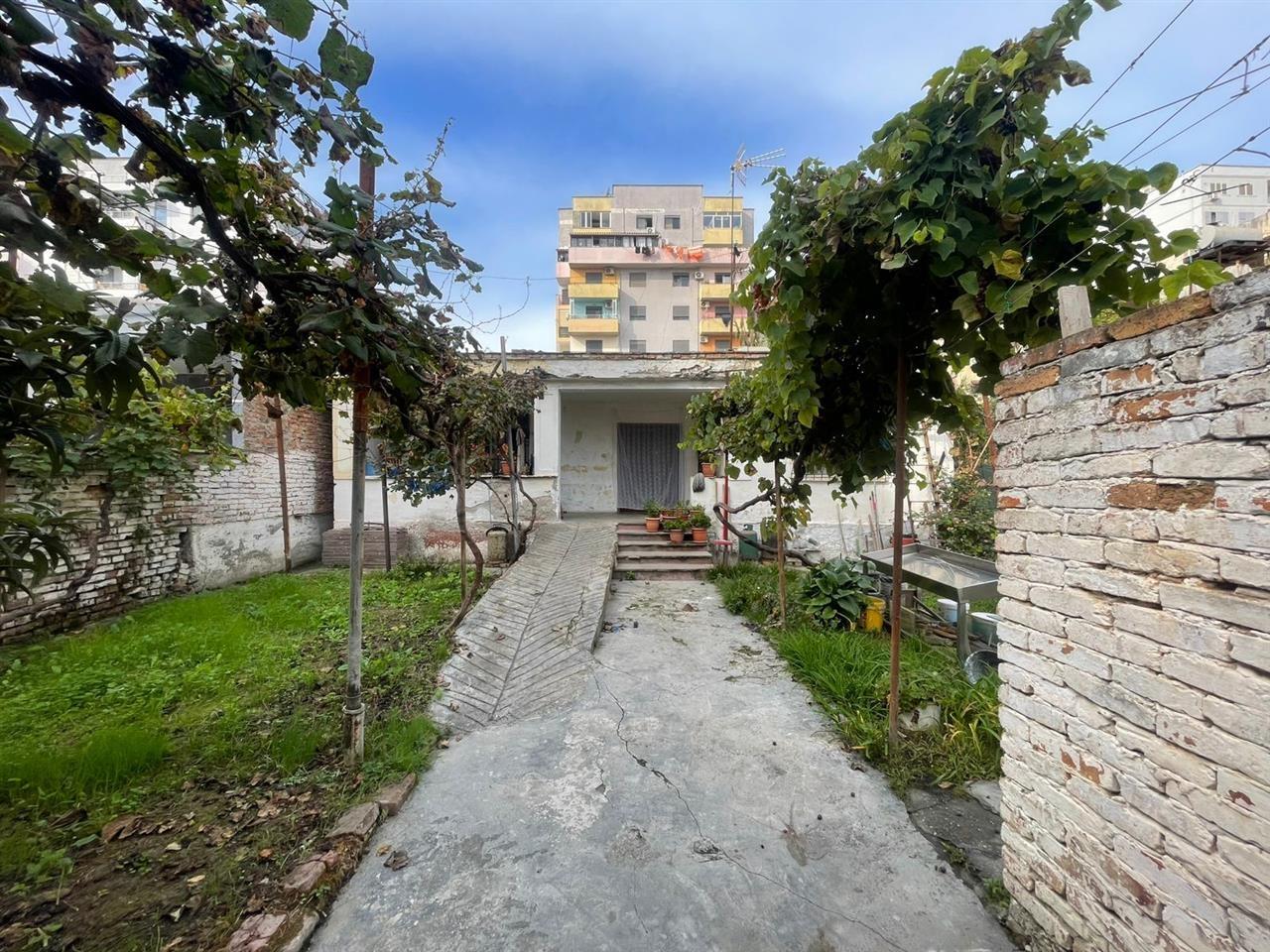 Shitet Ndertese + Truall, Rruga “Aleksander Goga” !