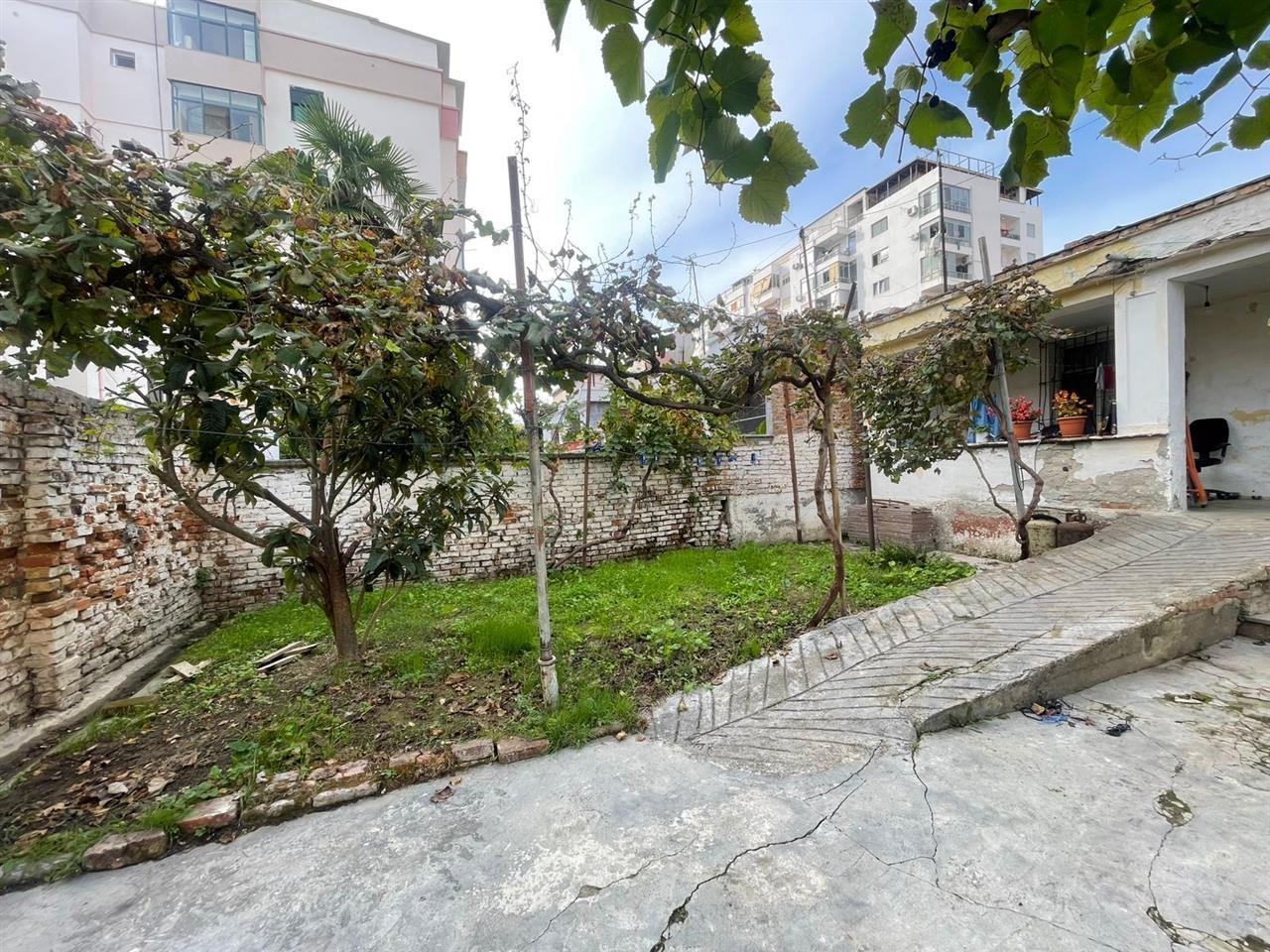 Shitet Ndertese + Truall, Rruga “Aleksander Goga” !