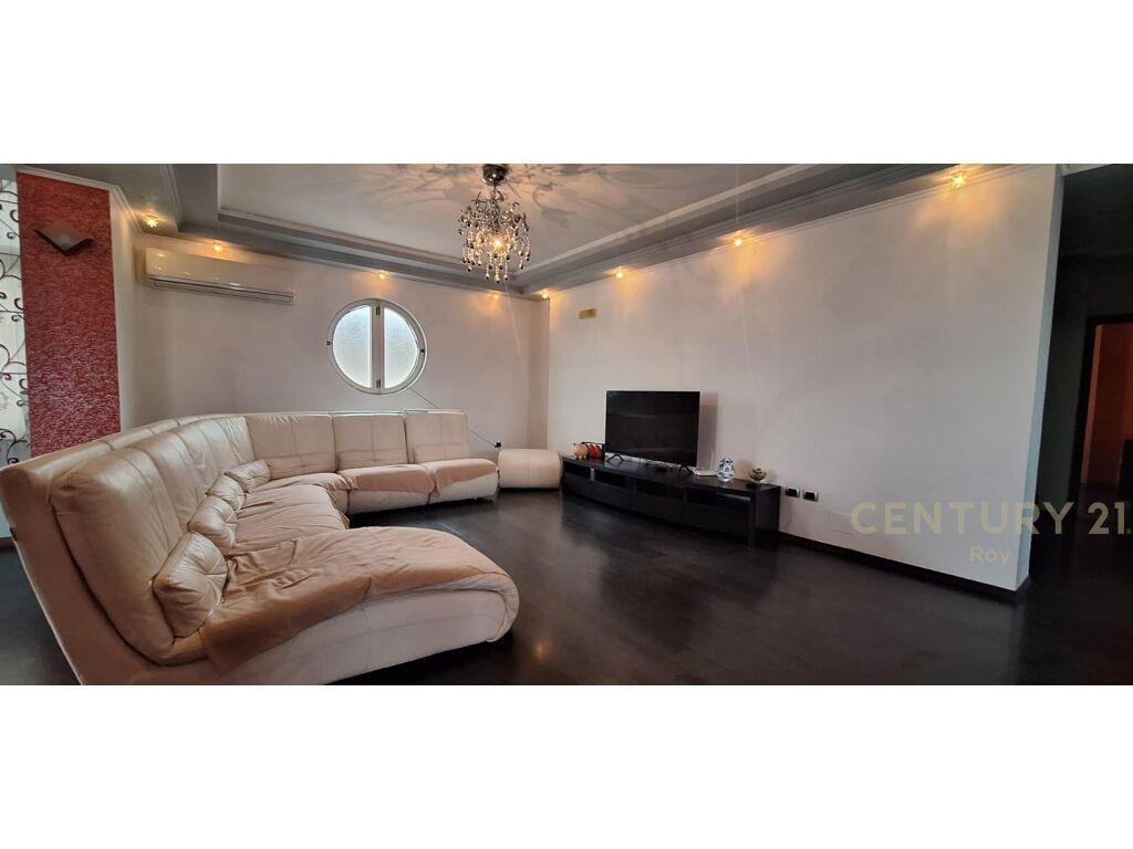 SHITET PAPAFINGO ME PAMJE DETI NE PLAZH!