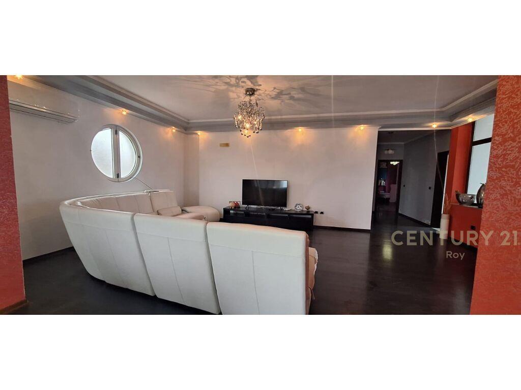 SHITET PAPAFINGO ME PAMJE DETI NE PLAZH!