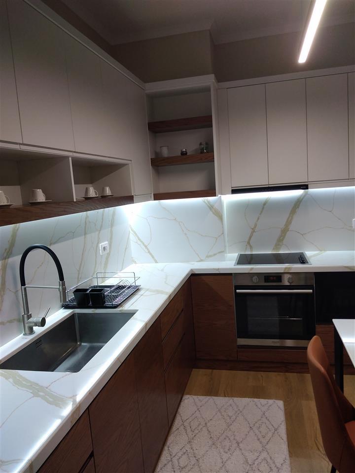 Apartament i ri i ri me qera ne qender te Korces.