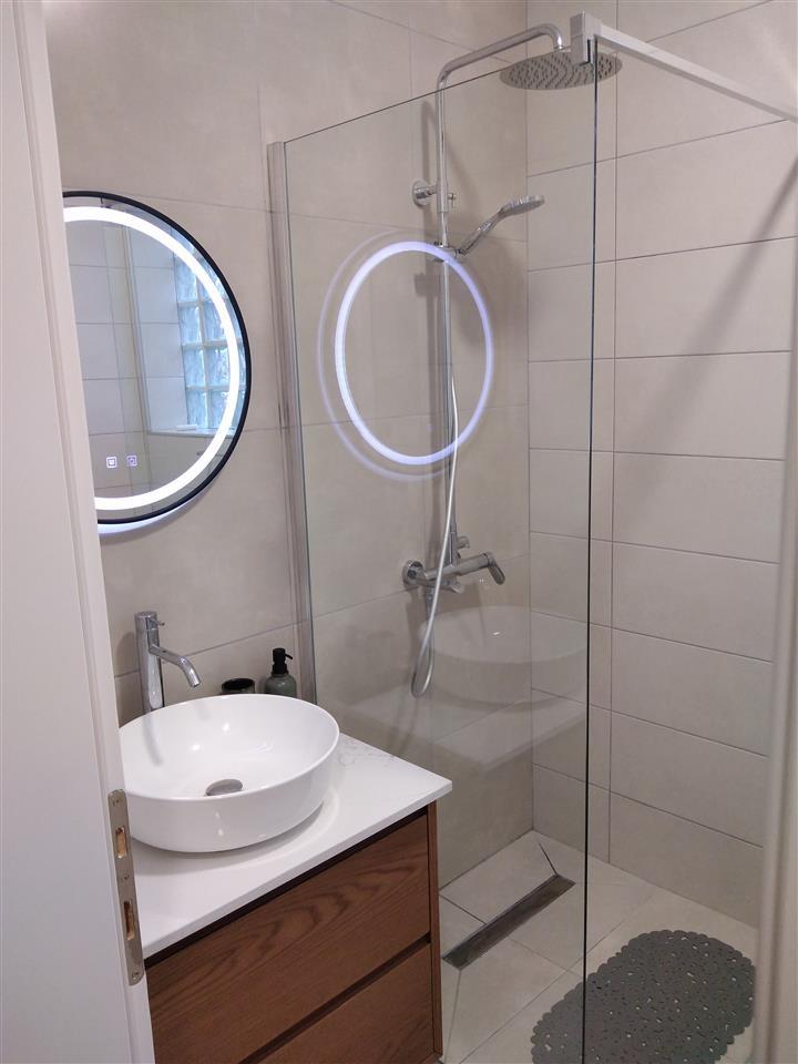 Apartament i ri i ri me qera ne qender te Korces.