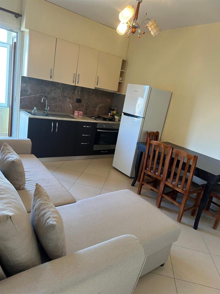 Jepet me qera 2+1 ne Sauk.E mobiluar.Cmimi 30.000 leke/muaj