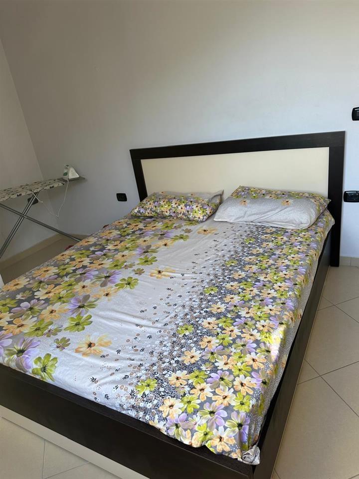 Jepet me qera 2+1 ne Sauk.E mobiluar.Cmimi 30.000 leke/muaj