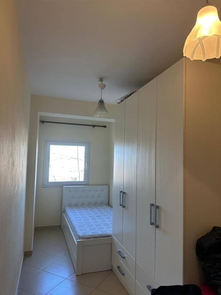 Jepet me qera 2+1 ne Sauk.E mobiluar.Cmimi 30.000 leke/muaj