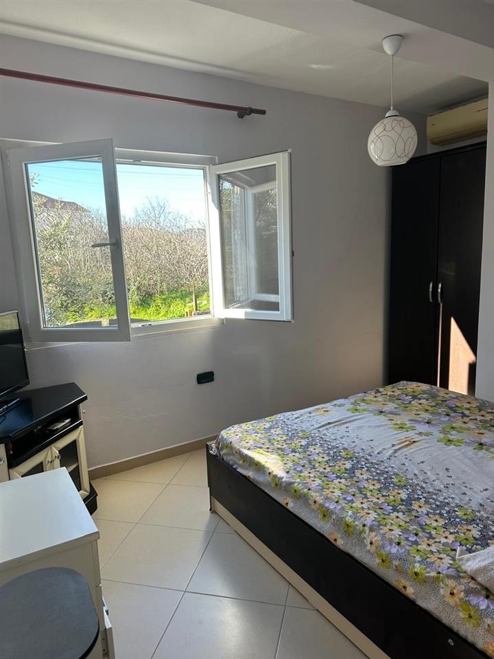 Jepet me qera 2+1 ne Sauk.E mobiluar.Cmimi 30.000 leke/muaj