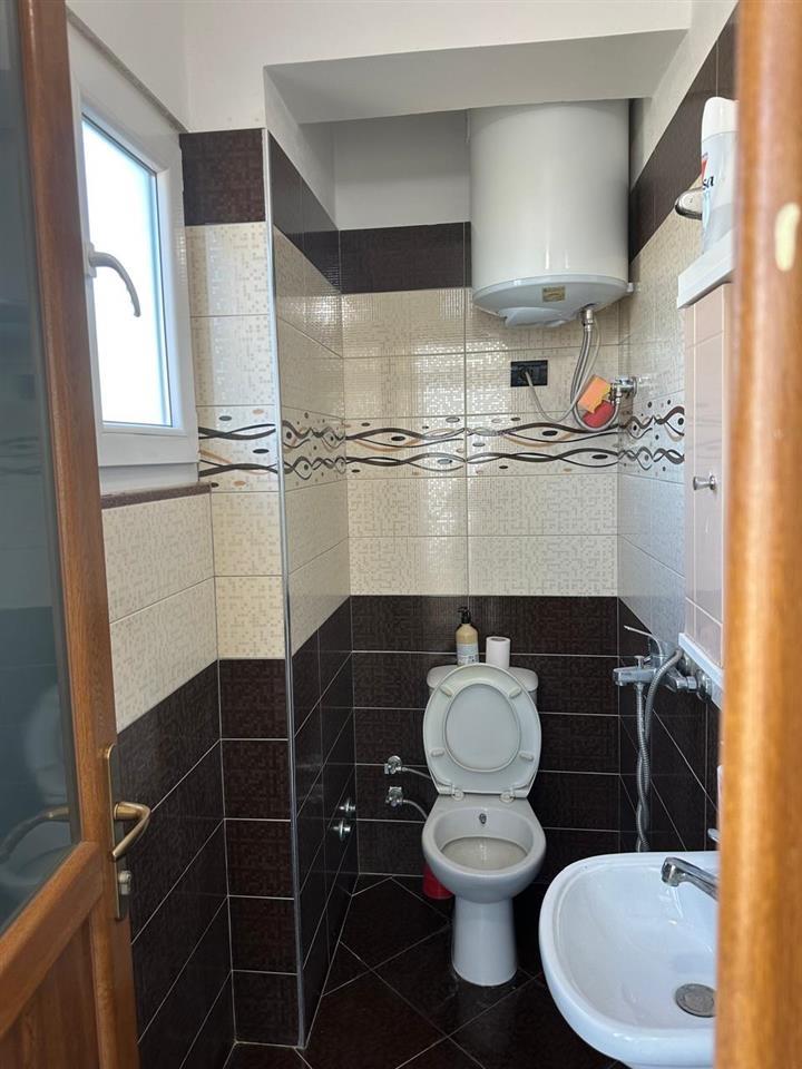 Jepet me qera 2+1 ne Sauk.E mobiluar.Cmimi 30.000 leke/muaj