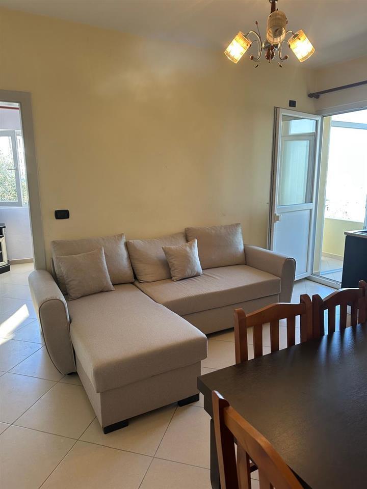 Jepet me qera 2+1 ne Sauk.E mobiluar.Cmimi 30.000 leke/muaj