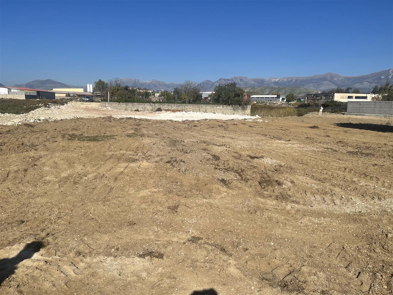 Shitet toke truall Vrion Sarande me hipoteke