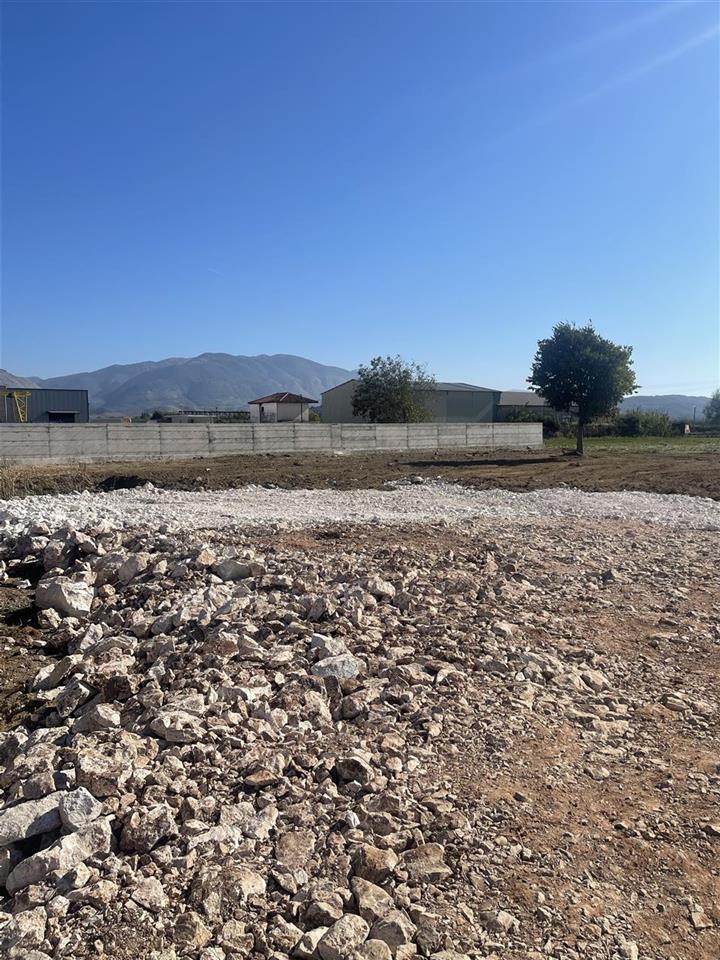 Shitet toke truall Vrion Sarande me hipoteke