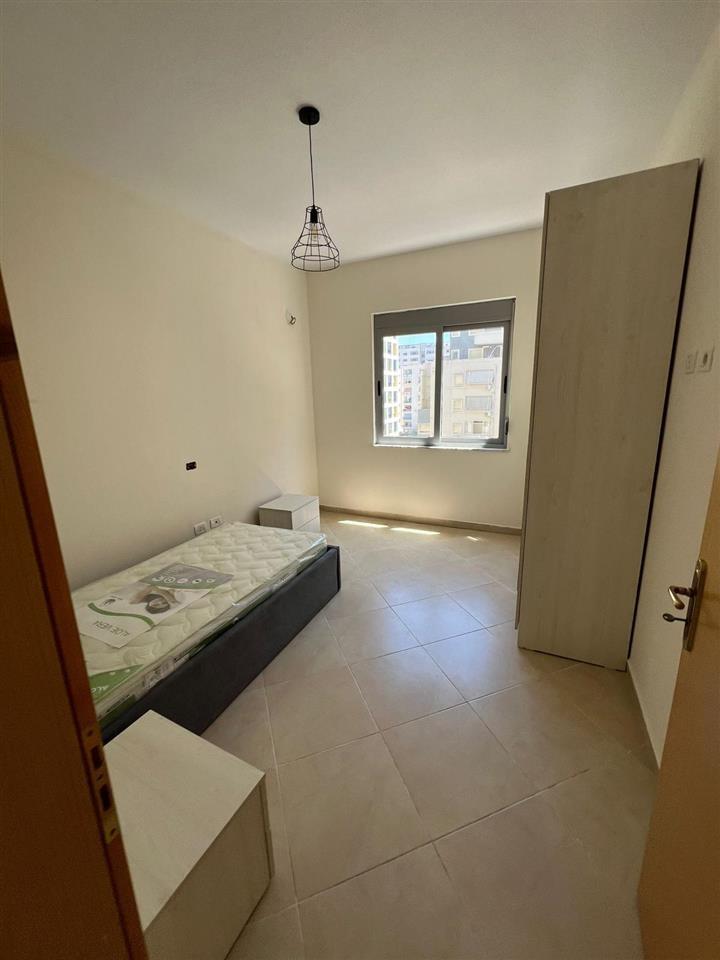 Shitet apartament 2+1 te jedasi