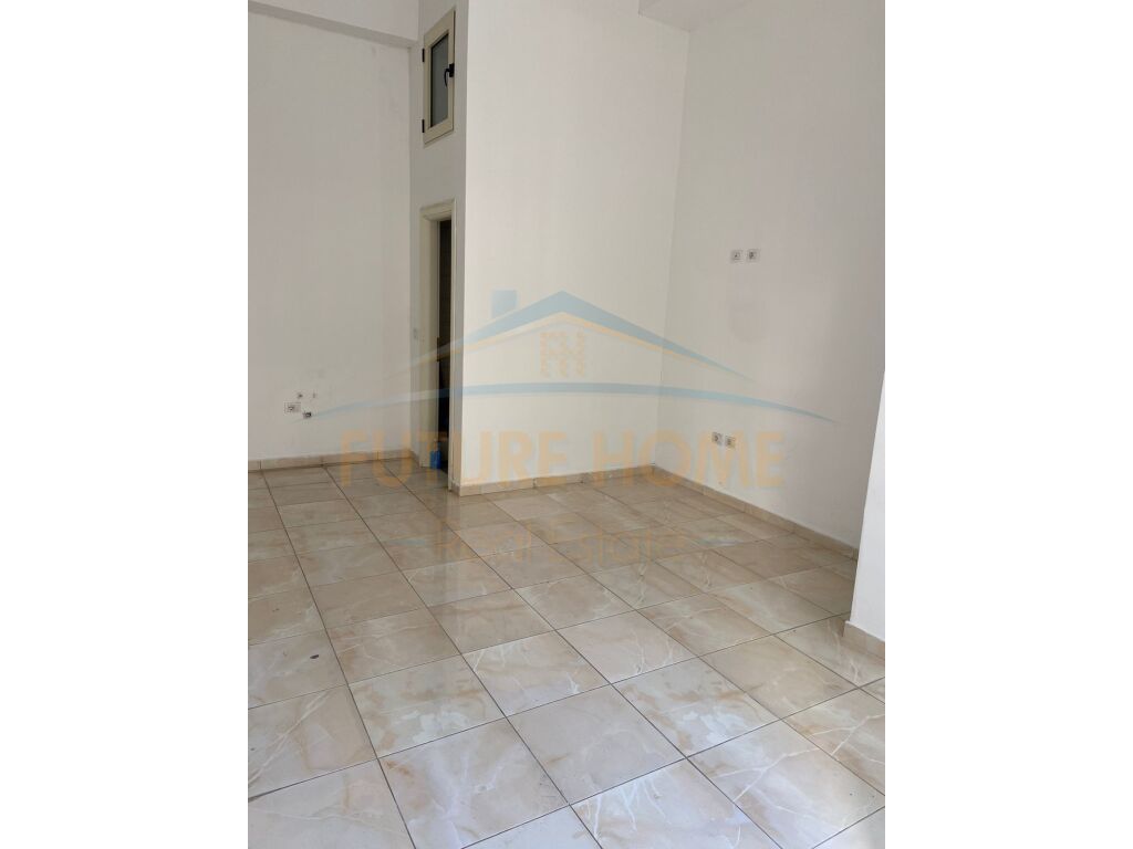 Ambjent per Qera ,Unaza e Re 300 Euro