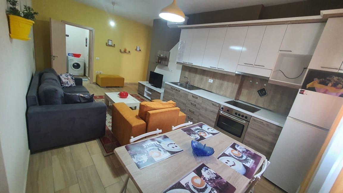 Jepet me qera Apartament i mobiluar 2+1