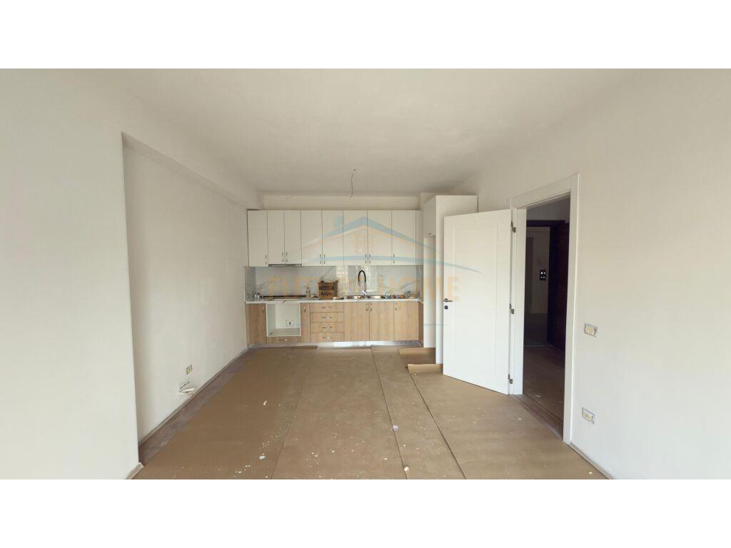 Shitet, Apartament 2+1+2 Poste Parkimi, Bulevardi i Ri, Tira