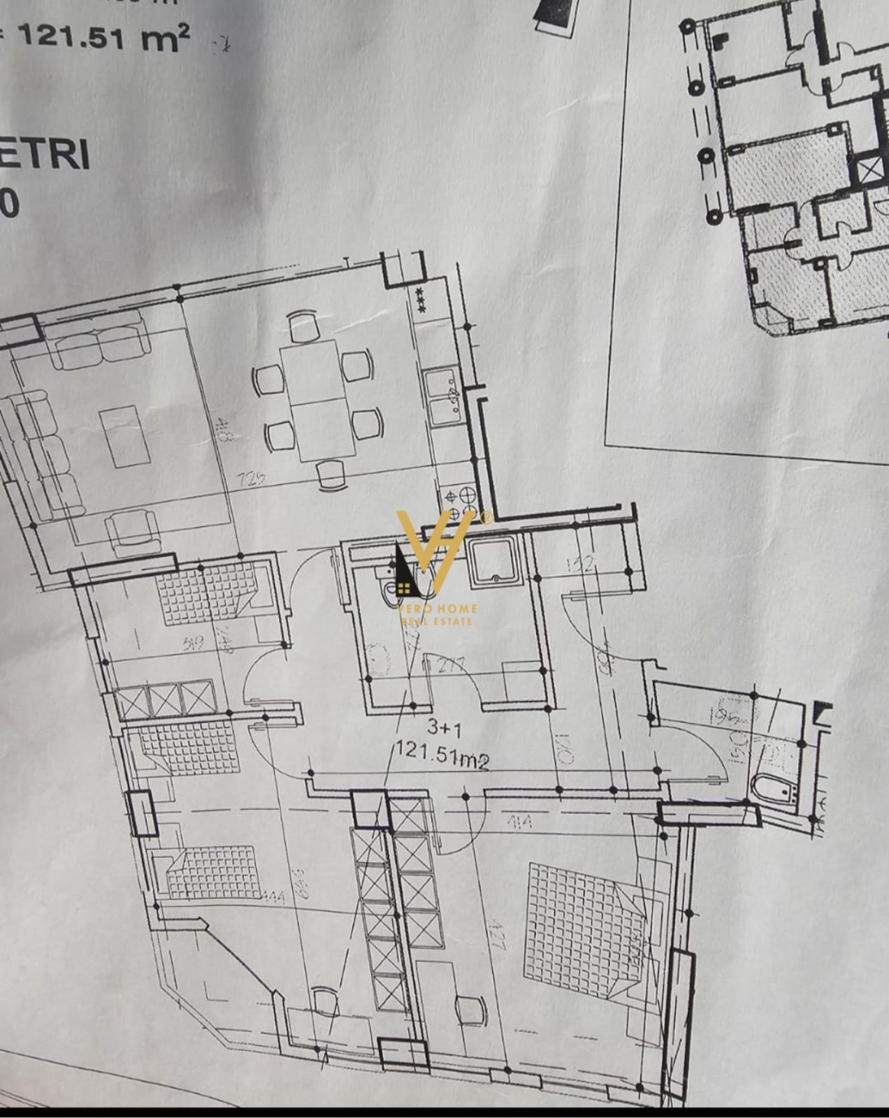 122 M2 ME QERA TE RRUGA ELBASANIT 1.300 EURO