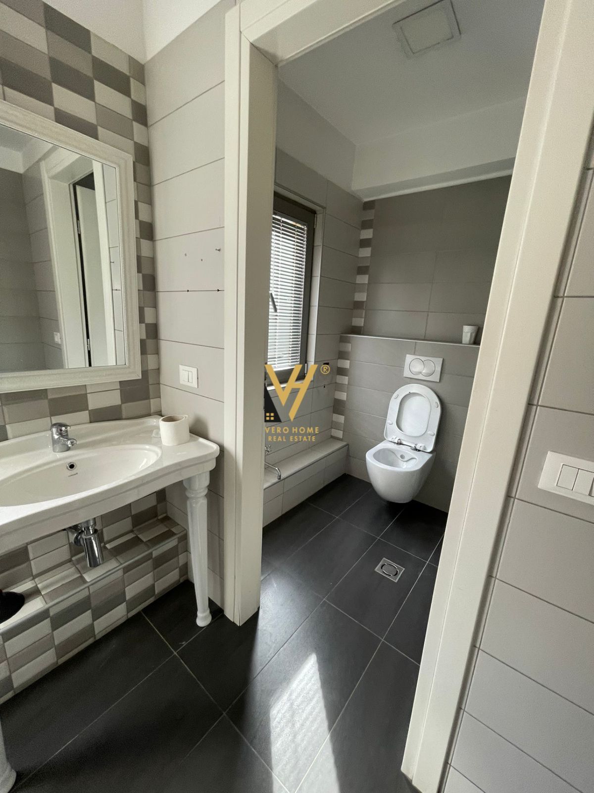 ZYRE 220 M2 ME QERA TE SELVIA 2.000 EURO