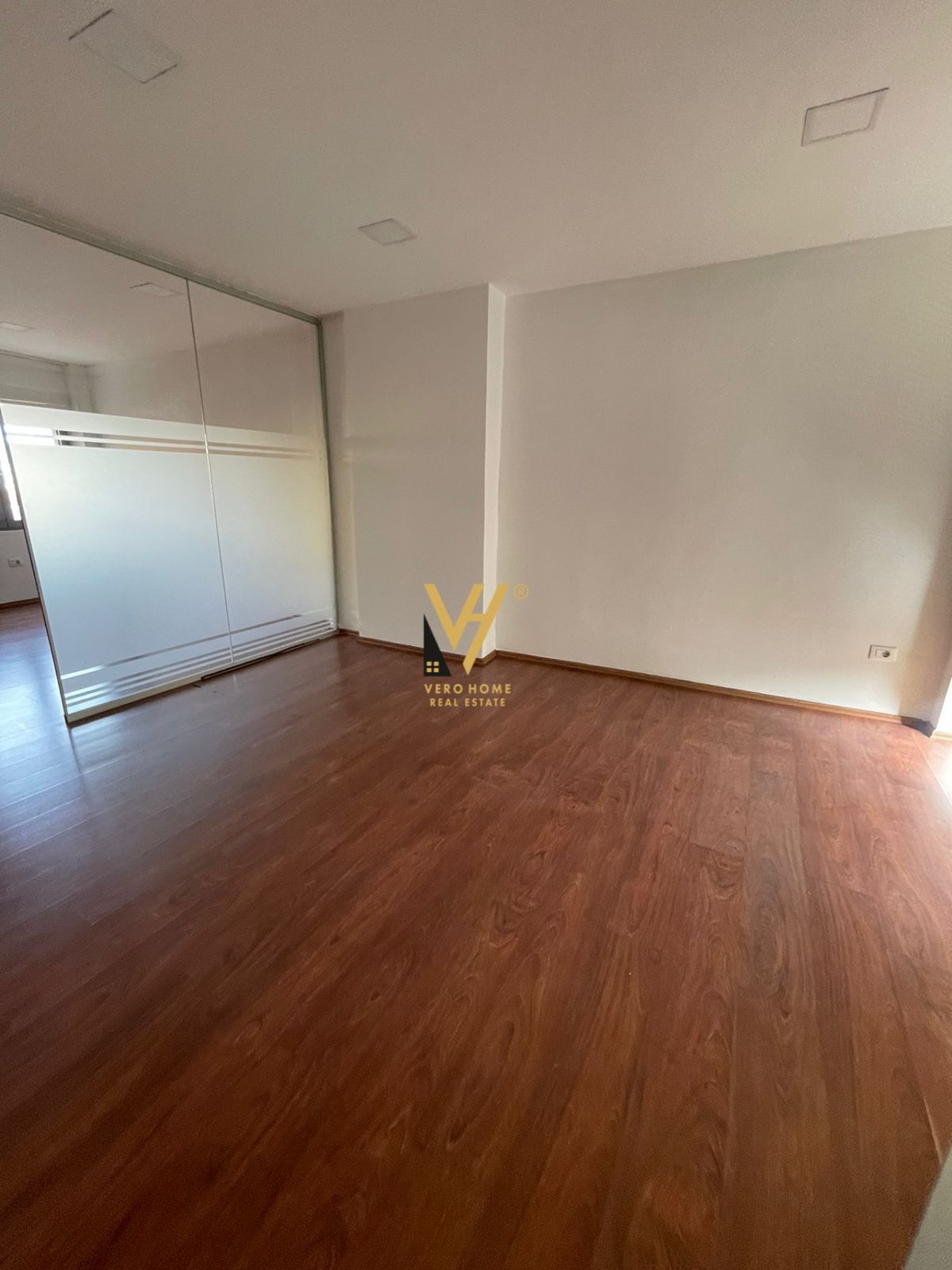 ZYRE 220 M2 ME QERA TE SELVIA 2.000 EURO