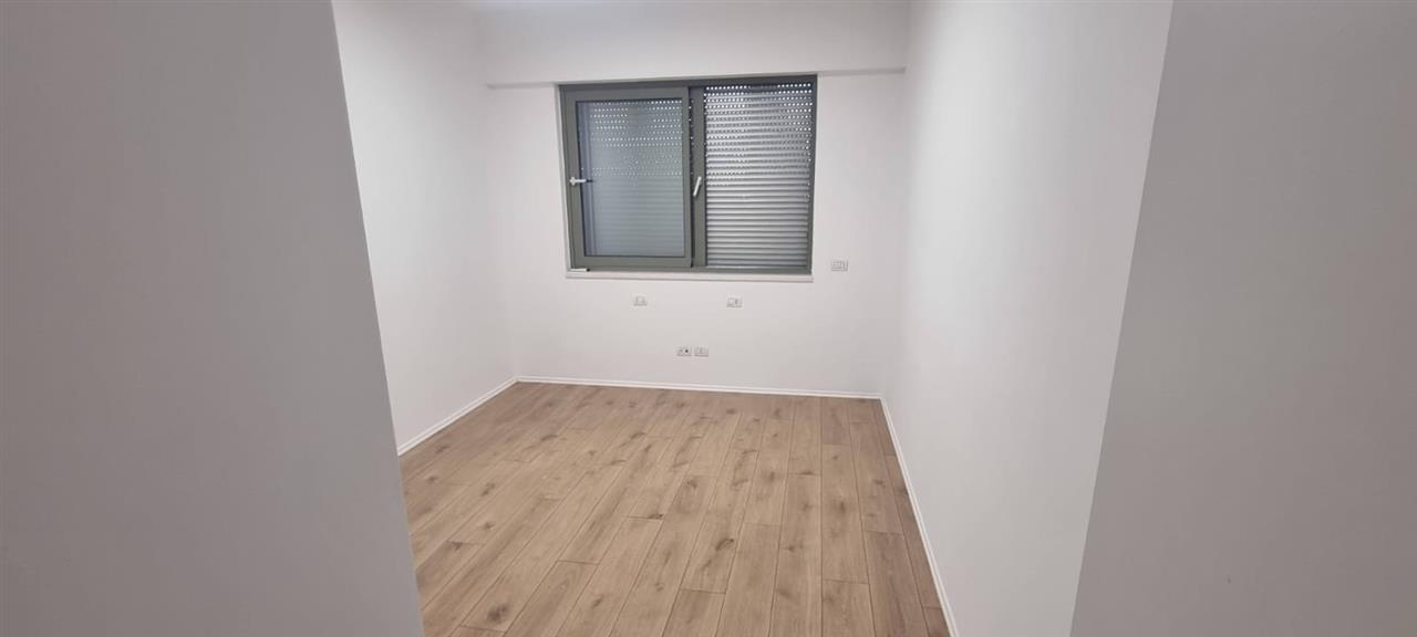 Jepet me qera apartament bosh ne bllok,per zyrë,banim e tjer